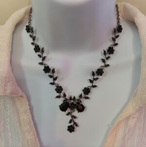 Elegant Black Floral Necklace